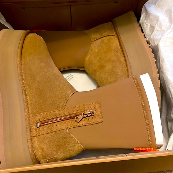 Ugg 🥰😍‼️Details NWT
Classic Dipper is legitimately an autum slay. CHESTNUT - Picture 7 of 7